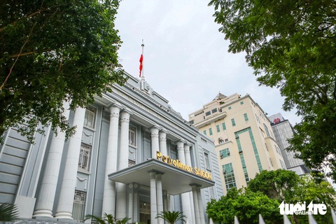 Nhiều nơi ở TP.HCM treo cờ rủ tưởng nhớ Tổng bí thư Nguyễn Phú Trọng- Ảnh 5. Hình ảnh cờ rủ trên nóc tòa nhà Petrolimex Sài Gòn