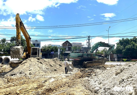 Xe múc, công nhân đang khẩn trương thi công phần còn lại của tuyến đường D30 (TP Nha Nha. tỉnh Khánh Hòa) - Ảnh: NGUYỄN HOÀNG Xe múc, công nhân đang thi công phần còn lại của tuyến đường D30 (TP Nha Nha, tỉnh Khánh Hòa) - Ảnh: NGUYỄN HOÀNG