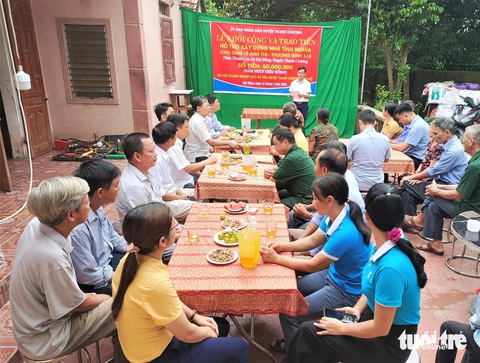 Một huyện dừng bắn pháo hoa, dành hơn nửa tỉ xây nhà tình nghĩa- Ảnh 1. Chính quyền địa phương trao 50 triệu đồng hỗ trợ xây nhà tình nghĩa cho ông Lê Anh Thi (73 tuổi, ngụ xã Đại Đồng, huyện Thanh Chương, Nghệ An, là thương binh 1/4) - Ảnh: HỮU THỊNH