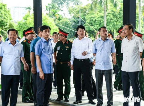 Chủ tịch nước, Thường trực Ban Bí thư kiểm tra việc chuẩn bị lễ tang Tổng bí thư Nguyễn Phú Trọng- Ảnh 8. Thường trực Ban Bí thư Lương Cường cùng đoàn kiểm tra công tác chuẩn bị lễ tang Tổng bí thư Nguyễn Phú Trọng tại nghĩa trang Mai Dịch - Ảnh: NAM TRẦN