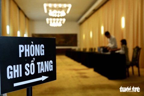 Chủ tịch Phan Văn Mãi kiểm tra công tác chuẩn bị lễ tang Tổng bí thư Nguyễn Phú Trọng- Ảnh 5. Phòng ghi sổ tang Tổng bí thư Nguyễn Phú Trọng. TP.HCM cũng công bố sổ tang điện tử để người dân chia sẻ tình cảm với Tổng bí thư Nguyễn Phú Trọng - Ảnh: HỮU HẠNH
