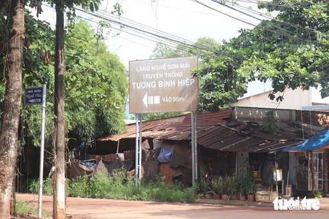 Đường dẫn vào làng nghề sơn mài Tương Bình Hiệp - Ảnh: THÙY LINH Không còn ai nhớ Tương Bình Hiệp?- Ảnh 1.