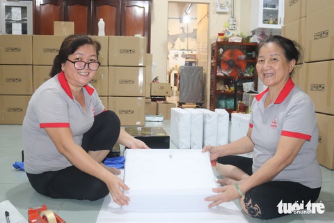 Hai nghệ nhân Nguyễn Thị Lệ (trái) và cô Chín (phải) ở cơ sở sơn mài mỹ nghệ Tư Bốn - Ảnh: THÙY LINH Không còn ai nhớ Tương Bình Hiệp?- Ảnh 5.