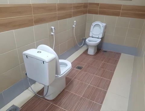 Ảnh vui 24-7: Cách xem bóng đá độc lạ- Ảnh 4. Nhà vệ sinh đôi