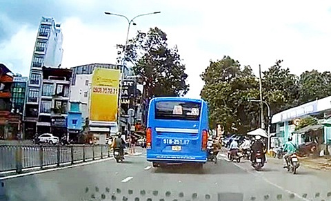 Camera hành trình ghi cảnh xe buýt số 53 từng dừng giữa đường Lê Hồng Phong (quận 5) đón khách vào ngày 15-7 - Ảnh: cắt từ video Mong xe buýt đẹp từ trong ra ngoài!- Ảnh 1.