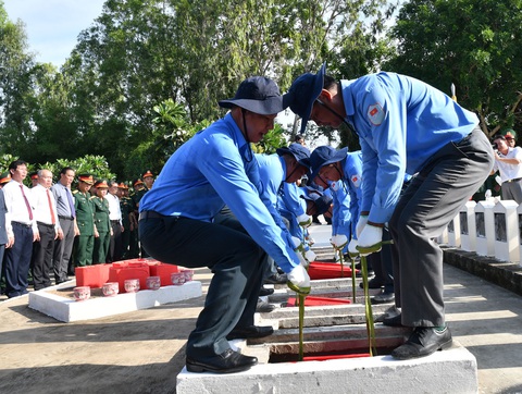 Quân khu 9 cải táng 88 hài cốt liệt sĩ hy sinh ở Campuchia và trong nước- Ảnh 1. Bộ tư lệnh Quân khu 9 phối hợp với An Giang cải táng 88 hài cốt liệt sĩ - Ảnh: ANH ĐẶNG