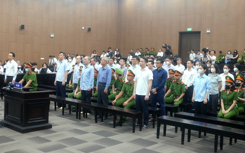 Nhà đầu tư mong ông Trịnh Văn Quyết sớm bồi thường thiệt hại- Ảnh 2. Các bị cáo nghe viện kiểm sát luận tội - Ảnh: HIỂU PHONG