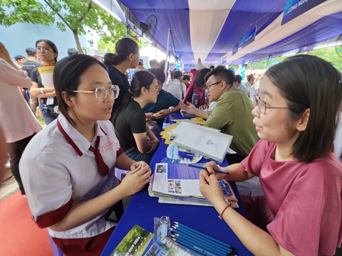 Thí sinh tìm hiểu thông tin tại Ngày tư vấn xét tuyển đại học 2024 - Ảnh: NHƯ HÙNG Chưa trúng tuyển đã sẵn sàng học đại học- Ảnh 1.
