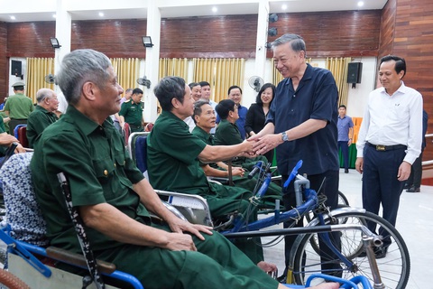Chủ tịch nước thăm hỏi, động viên các thương binh, bệnh binh đang được chăm sóc, điều trị tại Trung tâm điều dưỡng thương binh Thuận Thành (Bắc Ninh) - Ảnh: SƠN NGUYỄN Chủ tịch nước Tô Lâm thăm, tặng quà thương binh, bệnh binh- Ảnh 1.