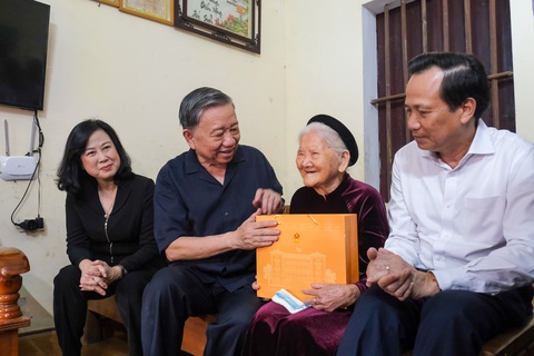 Chiều cùng ngày, Chủ tịch nước Tô Lâm cùng lãnh đạo các bộ, ban, ngành tới thăm, tặng quà tri ân Mẹ Việt Nam Anh hùng Nguyễn Thị Cược (94 tuổi) tại phường Ninh Xá, thị xã Thuận Thành, tỉnh Bắc Ninh - Ảnh: SƠN NGUYỄN Chiều cùng ngày, Chủ tịch nước Tô Lâm cùng lãnh đạo các bộ, ban, ngành tới thăm, tặng quà tri ân Mẹ Việt Nam anh hùng Nguyễn Thị Cược (94 tuổi) tại phường Ninh Xá, thị xã Thuận Thành, tỉnh Bắc Ninh - Ảnh: SƠN NGUYỄN