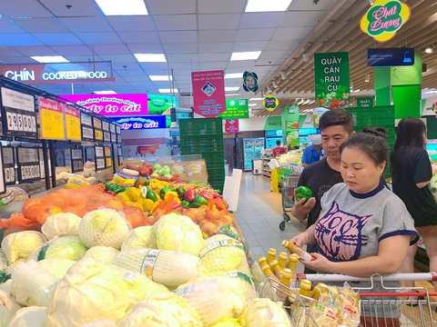 Saigon Co.op tiếp tục tung ưu đãi lớn- Ảnh 5. Trái cây, rau củ được bán với giá bình ổn tại Co.opmart Hòa Hảo (quận 10, TP.HCM) - Ảnh: NHẬT XUÂN