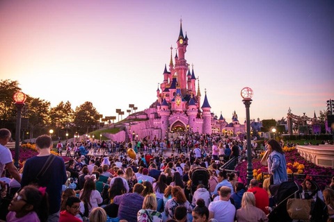 Công viên giải trí Disneyland ở Paris, Pháp - Ảnh: Getty Images Disney đánh mất trẻ em vào tay YouTube, vì đâu nên nỗi?- Ảnh 4.