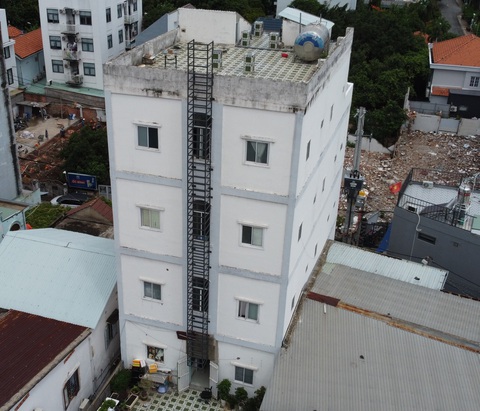 TP.HCM: Nhà thuê trọ sẽ phải có diện tích tối thiểu 5m² sàn/người và an toàn phòng cháy- Ảnh 2. Nhà ở riêng lẻ cho thuê trọ phải lắp thêm thang thoát nạn thứ 2 để bảo đảm an toàn - Ảnh: MINH HÒA