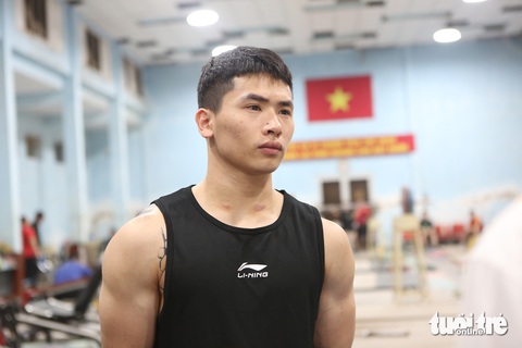 Đô cử Trịnh Văn Vinh sẽ phải tiêm thuốc giảm đau để thi đấu tại Olympic 2024 - Ảnh: HOÀNG TÙNG Trịnh Văn Vinh sẽ phải tiêm thuốc để đấu Olympic Paris 2024- Ảnh 1.
