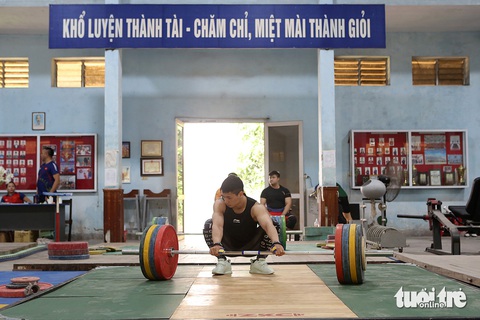 Đô cử Trịnh Văn Vinh sẽ phải tiêm thuốc giảm đau để thi đấu tại Olympic 2024 - Ảnh: HOÀNG TÙNG Trịnh Văn Vinh sẽ phải tiêm thuốc để đấu Olympic Paris 2024- Ảnh 4.