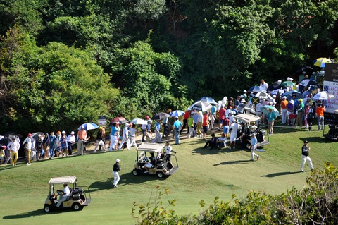 Xác minh, xử lý nghiêm lãnh đạo doanh nghiệp dầu khí đi chơi golf trong giờ làm việc- Ảnh 2. Khán giả theo dõi một giải golf ở sân Hồ Tràm, tỉnh Bà Rịa - Vũng Tàu - Ảnh: Đ.H