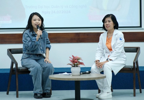 TS.BS Ngô Thị Yên (phải) chia sẻ với sinh viên trong sự kiện ngày 24-7 - Ảnh: HIẾU TÂM Giúp nữ sinh viên hiểu về 'vùng mắc cỡ'- Ảnh 1.