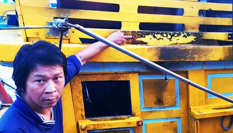 Xử lý 4 vụ 16 bị can liên quan đến tranh chấp ngư trường ở Cà Mau- Ảnh 1. Tàu cá của ông Phạm Văn Đồng bị ném bom xăng và tấn công bằng súng đạn chì khi đang hoạt động trên vùng biển Cà Mau nghi do tranh chấp ngư trường - Ảnh: THANH HUYỀN