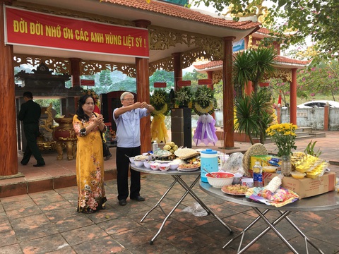 Người dân một làng ở Quảng Nam góp lễ, tổ chức giỗ chung cho liệt sĩ- Ảnh 1. Mâm cỗ của người làng Ninh Kháng góp để làm lễ giỗ cho 21 liệt sĩ hy sinh ở Trại Tiệp - Ảnh: NHƯ BÍCH