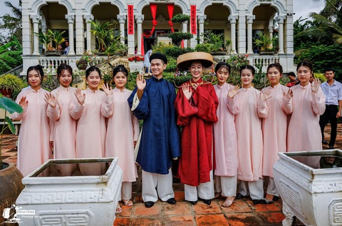 Cô dâu chú rể chụp ảnh cùng các phụ dâu - Ảnh: TRẦN HỮU PHÚ Đám cưới theo phong cách Nam Bộ xưa khiến dân mạng mê mẩn- Ảnh 2.