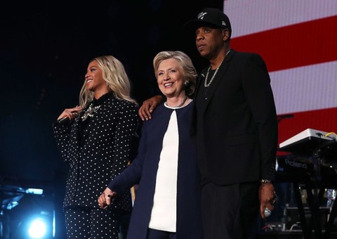 Ca sĩ Beyonce và chồng cô, nghệ sĩ Jay Z cùng đứng trên sân khấu một sự kiện âm nhạc được tổ chức để vận động cử tri bỏ phiếu cho bà Clinton - Ảnh: Amny Ca sĩ Beyonce và chồng cô, nghệ sĩ Jay Z, cùng đứng trên sân khấu một sự kiện âm nhạc được tổ chức để vận động cử tri bỏ phiếu cho bà Clinton - Ảnh: Amny