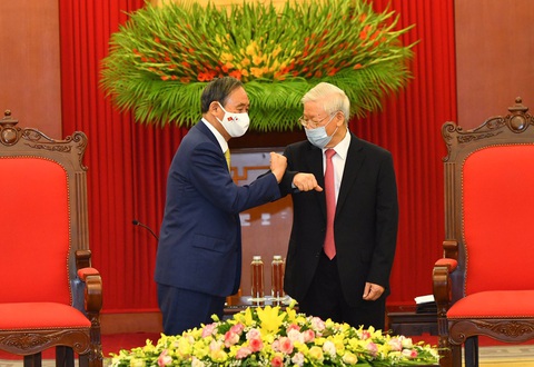 Nguyên thủ tướng Nhật Bản Suga Yoshihide dự tang lễ Tổng bí thư Nguyễn Phú Trọng- Ảnh 2. Tổng bí thư Nguyễn Phú Trọng tiếp Thủ tướng Nhật Bản Suga Yoshihide (ảnh chụp ngày 19-10-2020). Hai nhà lãnh đạo cùng đeo khẩu trang để phòng chống COVID-19 - Ảnh: VGP