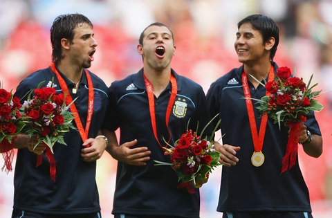 HLV Mascherano muốn giúp Argentina lần thứ 3 vô địch Olympic- Ảnh 2. Mascherano (giữa) từng hai lần vô địch Olympic trên cương vị cầu thủ - Ảnh: GETTY