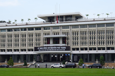Hội trường Thống Nhất TP.HCM chuẩn bị cho ngày Quốc tang Tổng bí thư Nguyễn Phú Trọng - Ảnh: HỮU HẠNH Thời tiết Hà Nội và TP.HCM 2 ngày Quốc tang Tổng bí thư Nguyễn Phú Trọng- Ảnh 1.