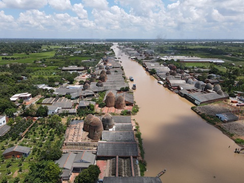 Xao xuyến với bộ ảnh cưới chụp tại ‘vương quốc’ lò gạch trăm năm ở miền Tây- Ảnh 2. Xao xuyến với bộ ảnh cưới chụp tại ‘vương quốc’ lò gạch trăm năm ở miền Tây- Ảnh 2.
