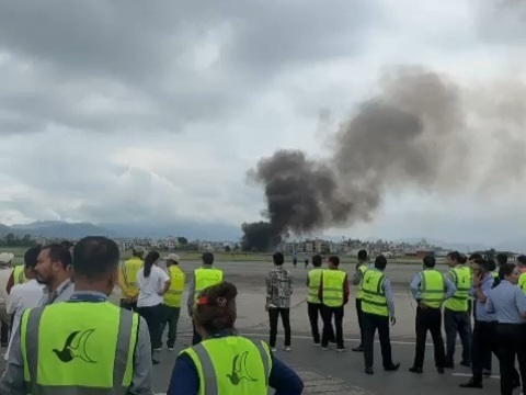 Cột khói đen dày đặc tại hiện trường vụ rơi máy bay ở Kathmandu, Nepal - Ảnh: KATHMANDU POST Tai nạn máy bay ở Nepal: Tìm thấy 18 thi thể- Ảnh 1.