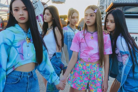 Màn nhảy sexy của nữ idol gốc Việt nhóm New Jeans gây tranh cãi- Ảnh 4. Nhóm New Jeans được cho đang phải chịu đựng nhiều sức ép từ ồn ào tranh chấp của CEO Min Hee Jin với HYBE