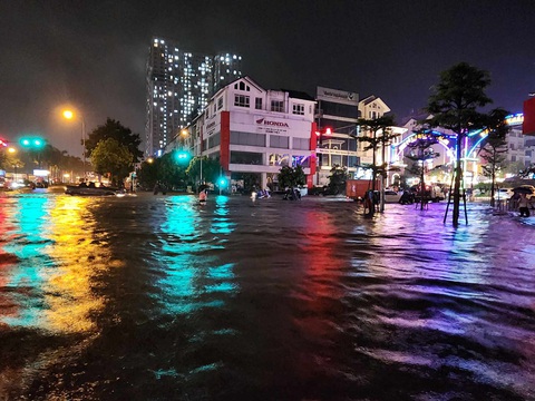 Đô thị mới phía tây Hà Nội chìm trong ‘biển’ nước mưa, chuyên gia nói gì?- Ảnh 5. Tình trạng ngập kéo dài từ tối 23 đến sáng 24-7 - Ảnh: B.NGỌC