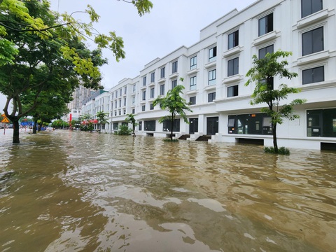 Đô thị mới phía tây Hà Nội chìm trong ‘biển’ nước mưa, chuyên gia nói gì?- Ảnh 3. Những căn nhà liền kề triệu đô cũng chìm trong biển nước - Ảnh: B.NGỌC