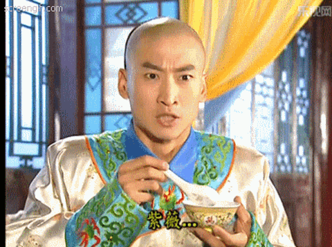 Loạt sạn ngớ ngẩn trong phim cổ trang Trung Quốc- Ảnh 4. Khi hốt hoảng, người ta thường hay làm rơi đồ vật xuống đất. Nhưng Nhĩ Khang (Hoàn Châu Cách Cách) thì cầm chén quăng ra xa.