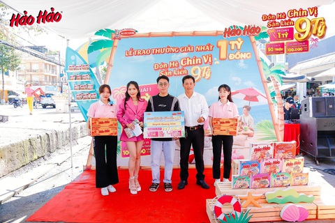 Giải thưởng một tỉ đồng của Hảo Hảo tìm ra chủ nhân tại Đà Nẵng và Cần Thơ- Ảnh 3. Vào ngày 6-7-2024, buổi trao thưởng cho khách hàng Huỳnh Quang Vinh tại Cần Thơ đã diễn ra sôi nổi, thu hút hàng trăm người ghé đến
