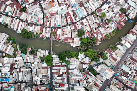 Rạch Xuyên Tâm (từ kênh Nhiêu Lộc - Thị Nghè đến sông Vàm Thuật, qua hai quận Bình Thạnh và Gò Vấp, TP.HCM) hơn 20 năm bị “bức tử” do ô nhiễm (ảnh chụp ngày 23-7)- Ảnh: PHƯƠNG QUYÊN Tăng mức hỗ trợ cho dân để đẩy nhanh cải tạo kênh rạch- Ảnh 2.