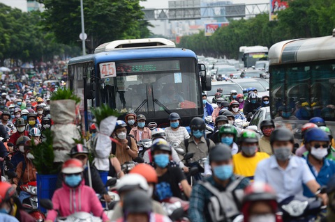 TP.HCM chốt phương án xây dựng đề án kiểm soát khí thải- Ảnh 1. Nghị quyết 98 của Quốc hội cũng đã có cơ chế, chính sách nhằm hỗ trợ, khuyến khích người dân dùng xe sử dụng năng lượng sạch - Ảnh: QUANG ĐỊNH.