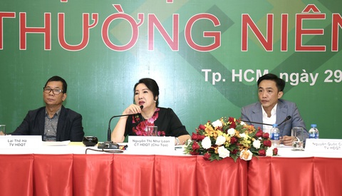 Ông 'Cường Đô la' có bao nhiêu cổ phiếu khi về lãnh đạo Quốc Cường Gia Lai?- Ảnh 1. Ông Nguyễn Quốc Cường (bìa phải) cùng mẹ là bà Nguyễn Thị Như Loan (giữa) và ông Lại Thế Hà (chủ tịch hội đồng quản trị) trong phiên đại hội cổ đông Quốc Cường Gia Lai - Ảnh: QCG