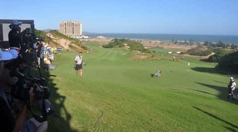 Xác minh, xử lý nghiêm lãnh đạo doanh nghiệp dầu khí đi chơi golf trong giờ làm việc- Ảnh 1. Một góc sân golf Hồ Tràm trong một giải đấu tầm khu vực. Lãnh đạo doanh nghiệp thuộc Vietsovpetro bị phản ánh đi chơi golf trong giờ làm việc tại sân này - Ảnh: ĐÔNG HÀ
