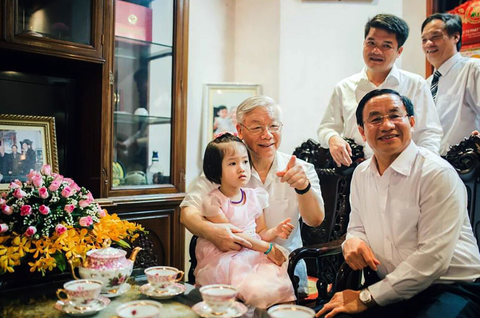 Tổng bí thư Nguyễn Phú Trọng chụp ảnh cùng cháu Trần Gia Linh - cháu nội ông Trần Đình Đàn - Ảnh: Gia đình ông Đàn cung cấp Tổng Bí thư Nguyễn Phú Trọng - Một nhân cách lớn- Ảnh 1.