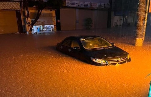 Ô tô không kịp di chuyển ra khỏi khu vực ngập nước bị ngập sâu - Ảnh: CAO THIÊN Mưa lớn trong đêm, thành phố Sơn La ngập sâu, nước chảy như sông- Ảnh 6.