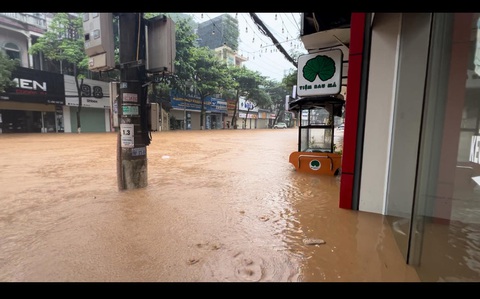 Mưa lớn trong đêm, thành phố Sơn La ngập sâu, nước chảy như sông- Ảnh 4. Mưa lớn trong đêm, thành phố Sơn La ngập sâu, nước chảy như sông- Ảnh 4.