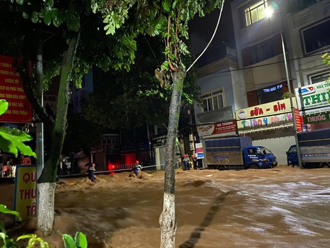 Nước chảy xiết, lực lượng cứu hộ, cứu nạn phải căng dây để đưa người dân ra khỏi khu vực ngập sâu - Ảnh: CAO THIÊN Mưa lớn trong đêm, thành phố Sơn La ngập sâu, nước chảy như sông- Ảnh 7.