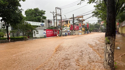 Mưa lớn trong đêm, thành phố Sơn La ngập sâu, nước chảy như sông- Ảnh 5. Mưa lớn trong đêm, thành phố Sơn La ngập sâu, nước chảy như sông- Ảnh 5.
