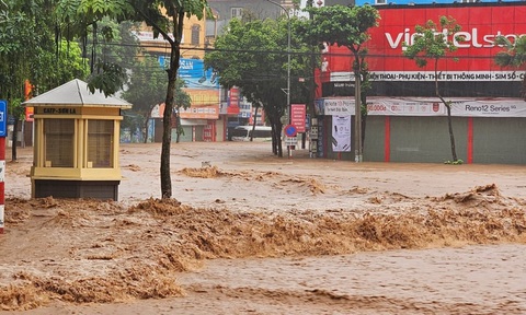 Hơn 6h sáng nay, đường Trường Chinh, nước vẫn chảy xiết - Ảnh: THU THỦY Mưa lớn trong đêm, thành phố Sơn La ngập sâu, nước chảy như sông- Ảnh 2.