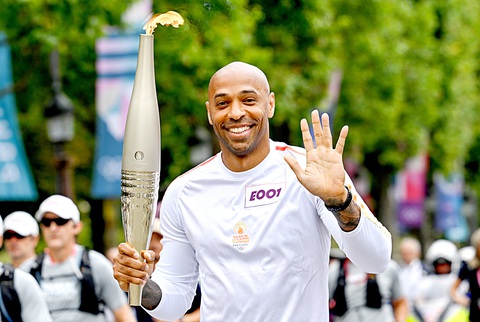Cựu danh thủ Thierry Henry sẽ dẫn dắt tuyển Olympic Pháp tại Paris 2024 - Ảnh: Reuters Olympic mở màn sôi động với bóng đá- Ảnh 1.