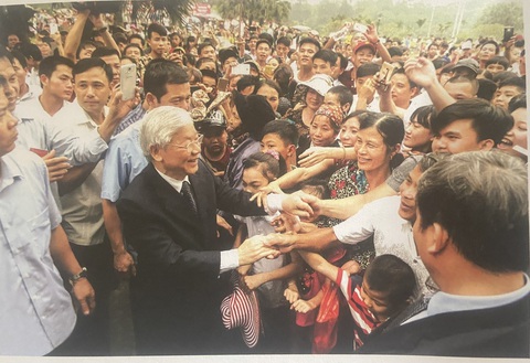 Tổng Bí thư Nguyễn Phú Trọng với nhân dân tham dự Lễ hội đền Hùng tại tỉnh Phủ Thọ năm 2016 - Ảnh: TTX Tổng bí thư Nguyễn Phú Trọng với nhân dân tham dự Lễ hội đền Hùng tại tỉnh Phú Thọ năm 2016 - Ảnh: TTXVN
