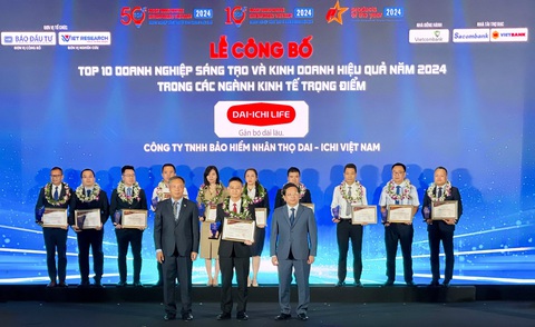 Dai-ichi Life Việt Nam đạt gần 9.200 tỉ đồng doanh thu phí bảo hiểm nửa đầu năm 2024- Ảnh 1. Ông Ngô Việt Phương - Phó Tổng giám đốc Kinh doanh Dai-ichi Life Việt Nam, thay mặt nhận danh hiệu “Top 10 doanh nghiệp sáng tạo và kinh doanh hiệu quả năm 2024 - ngành bảo hiểm”.