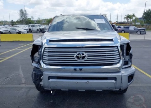 'Anh hùng không áo choàng' vạch trần chiêu trò bán xe Toyota hỏng nặng đội lốt 'sửa được'- Ảnh 1. Hình ảnh rao bán chiếc xe Toyota cũ này đã khiến một thợ độ chú ý - Ảnh: Vehcor/YouTube