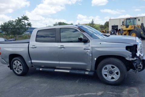'Anh hùng không áo choàng' vạch trần chiêu trò bán xe Toyota hỏng nặng đội lốt 'sửa được'- Ảnh 2. Người rao bán không che giấu việc chiếc bán tải Toyota từng bị tai nạn. Tuy nhiên nhìn vào ảnh bên bán, có thể cho rằng đó là một vụ tai nạn